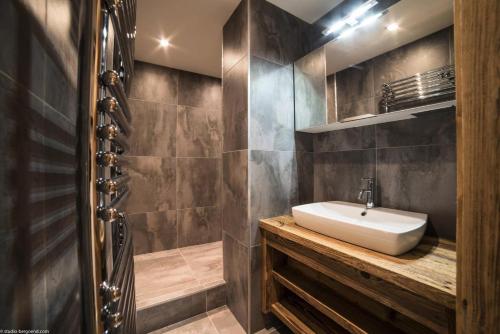 une salle de bain avec un lavabo et un miroir dans l'établissement Résidence Nova - NOVA 5 D3 MAE-0031, à Arc 1800