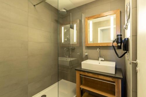 une salle de bain avec un lavabo et une douche dans l'établissement Résidence Les Monarques - MONARQUES 702 MAE-0081, à Arc 1800