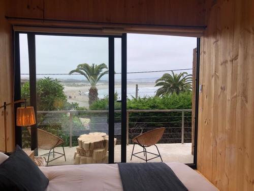 a bedroom with a bed and a view of the beach at Casa Mirador in Quintero