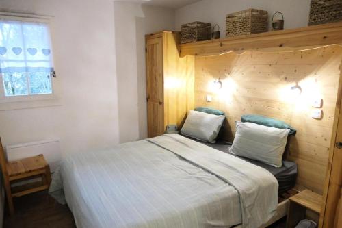 une chambre avec un grand lit avec une tête de lit en bois dans l'établissement Résidence Le Grand Panorama - Grand Panorama 214 MAE-7851, à Saint-Gervais-les-Bains