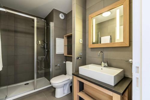 une salle de bain avec un lavabo, des toilettes et une douche dans l'établissement Résidence Les Monarques - MONARQUES 905 MAE-0151, à Arc 1800