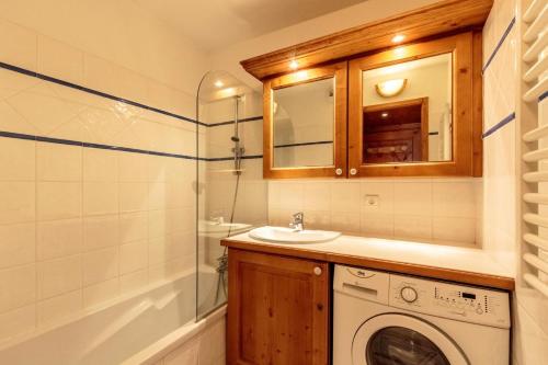 une salle de bain avec une machine à laver et un lavabo dans l'établissement Résidence Saint Bernard G - ST BERNARD B5-B6 MAE-0231, à Arc 1800