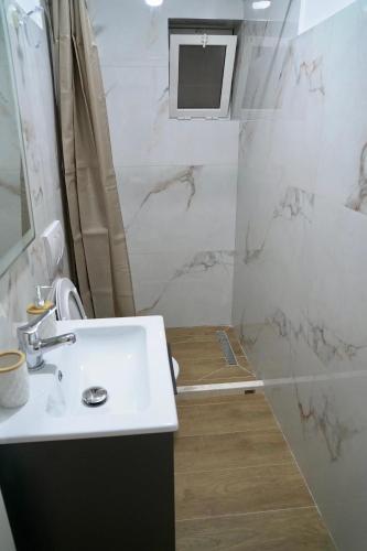 Ένα μπάνιο στο Arni's Apartments