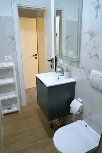 Ένα μπάνιο στο Arni's Apartments