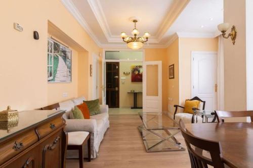 Central Apartment Sleeps 6 Fast Wi-Fi 2 Bathrooms