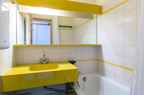 ein Badezimmer mit einem gelben Waschbecken und einer Badewanne in der Unterkunft Résidence Le Sextant - SEXTANT 107 MAE-4781 in La Plagne Tarentaise