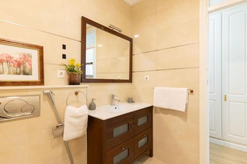 Central Apartment Sleeps 6 Fast Wi-Fi 2 Bathrooms
