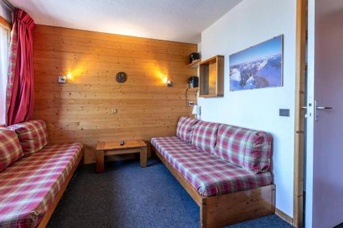 un salon avec deux canapés et une table dans l'établissement Résidence Le Zig Zag - ZIG ZAG 39 MAE-0331, à La Plagne Tarentaise
