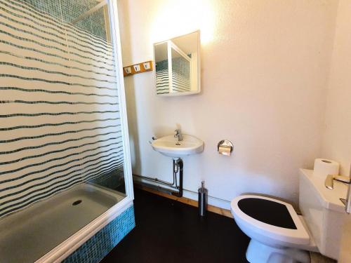 une salle de bain avec un lavabo, des toilettes et une douche dans l'établissement Résidence Le Zig Zag - ZIG ZAG 36 MAE-0341, à La Plagne Tarentaise