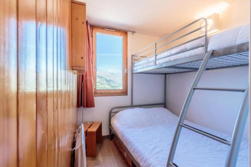 - une petite chambre avec des lits superposés et une fenêtre dans l'établissement Résidence Le Trompe L'oeil - TROMPE L’ŒIL 09 MAE-0421, à La Plagne Tarentaise