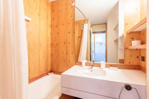 une salle de bain avec un lavabo et un miroir dans l'établissement Résidence Le Trompe L'oeil - TROMPE L’ŒIL 09 MAE-0421, à La Plagne Tarentaise