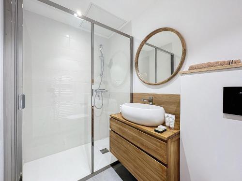une salle de bain avec un lavabo et une douche dans l'établissement Clos darsene - Les Gets - Proche centre, aux Gets