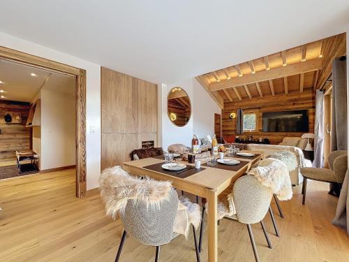 une salle à manger avec une table et des chaises en bois dans l'établissement Clos darsene - Les Gets - Proche centre, aux Gets