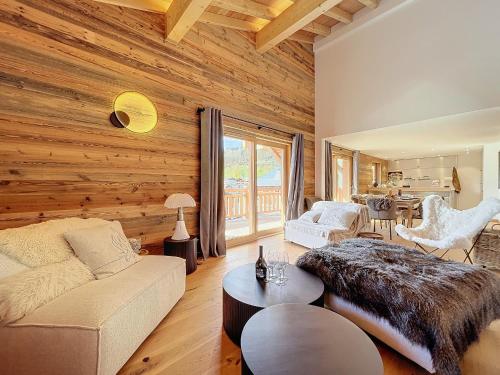 un salon avec un canapé et une table dans l'établissement Clos darsene - Les Gets - Proche centre, aux Gets