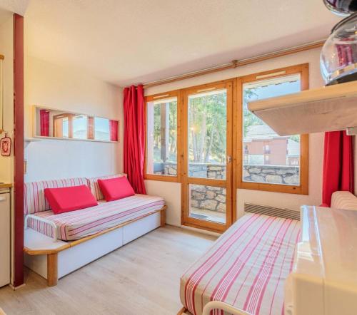 une chambre avec deux lits et une fenêtre dans l'établissement Résidence Le De 4 - Appartement 2 pièces pour 4 personnes de 25m² MAE-0411, à La Plagne Tarentaise