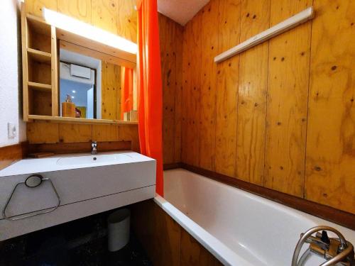une salle de bain avec un lavabo et une baignoire dans l'établissement Résidence Le Trompe L'oeil - TROMPE L'OEIL 28 MAE-0491, à La Plagne Tarentaise