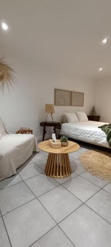 - un salon avec une table basse et un lit dans l'établissement Charmant et élégant appartement, à Drancy
