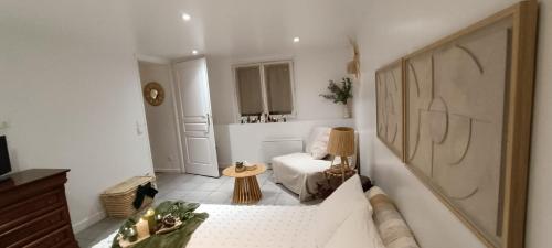 a living room with a couch and a chair at Charmant et élégant appartement in Drancy