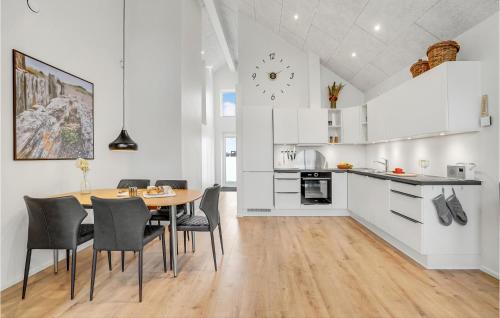Dapur atau dapur kecil di Amazing Apartment In Ringkøbing