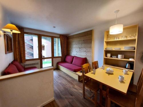 un salon avec un canapé violet et une table dans l'établissement Résidence L'epervier - Appartement 2 pièces pour 6 personnes de 47m² MAE-0571, à La Plagne Tarentaise