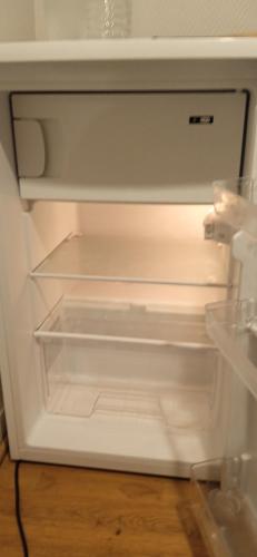 un réfrigérateur vide avec une porte ouverte dans l'établissement Tour du Roi du Mans !, au Mans