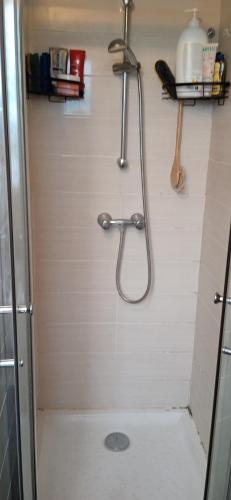 une douche dans une salle de bain avec une porte vitrée dans l'établissement Tour du Roi du Mans !, au Mans