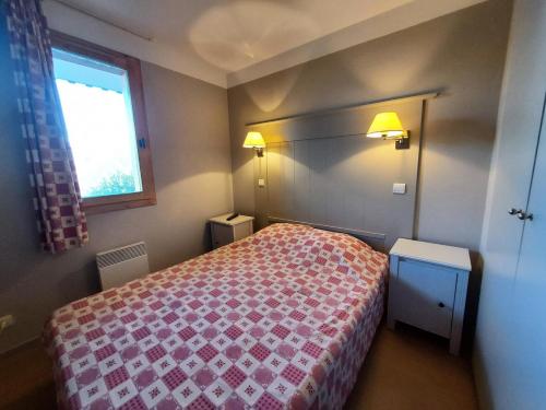 une petite chambre avec un lit et une fenêtre dans l'établissement Résidence Le Rami - RAMI 03 MAE-0611, à La Plagne Tarentaise