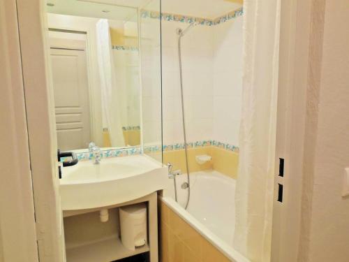 une salle de bain avec un lavabo et une douche dans l'établissement Résidence Le Rami - RAMI 03 MAE-0611, à La Plagne Tarentaise