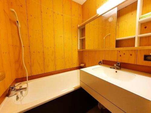 une salle de bain avec une baignoire et un lavabo dans l'établissement Résidence La Lanterne - Studio divisible pour 4 personnes de 28m² MAE-0621, à La Plagne Tarentaise