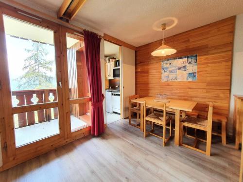 une salle à manger avec une table et une cuisine dans l'établissement Résidence La Lanterne - Studio divisible pour 4 personnes de 28m² MAE-0621, à La Plagne Tarentaise