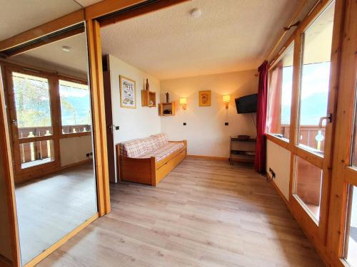 un salon avec un canapé et quelques fenêtres dans l'établissement Résidence La Lanterne - Studio divisible pour 4 personnes de 28m² MAE-0621, à La Plagne Tarentaise