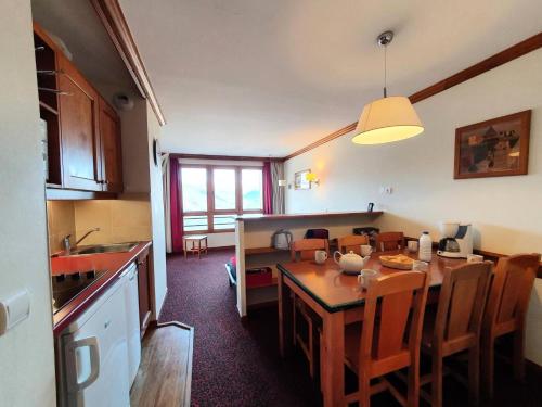 une cuisine et une salle à manger avec une table et des chaises dans l'établissement Résidence Le Rami - RAMI 401 MAE-0681, à La Plagne Tarentaise