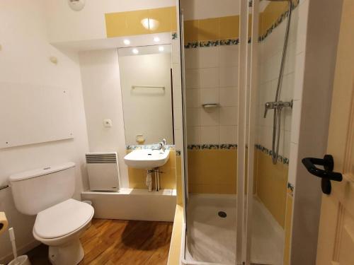 une salle de bain avec toilettes, lavabo et douche dans l'établissement Résidence Le Rami - RAMI 401 MAE-0681, à La Plagne Tarentaise