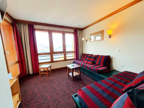 une chambre d'hôtel avec un lit et un canapé dans l'établissement Résidence Le Rami - RAMI 401 MAE-0681, à La Plagne Tarentaise