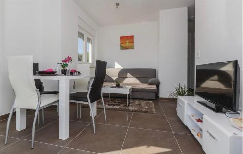 One-Bedroom Apartment Saldun With Sea View 09