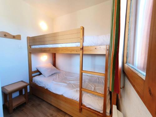 deux lits superposés dans une chambre avec fenêtre dans l'établissement Résidence Le De 3 - Appartement 2 pièces pour 6 personnes de 34m² MAE-0731, à La Plagne Tarentaise