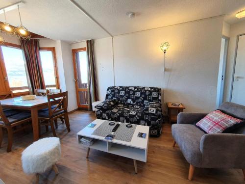 un salon avec un canapé et une table dans l'établissement Résidence Le De 3 - Appartement 2 pièces pour 6 personnes de 34m² MAE-0731, à La Plagne Tarentaise