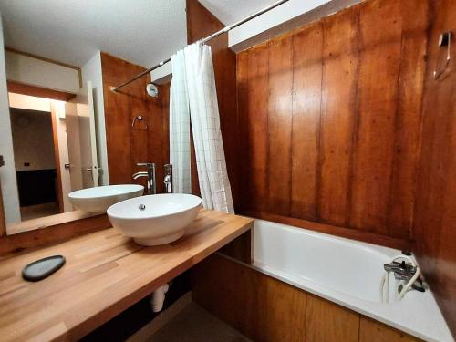 La salle de bains est pourvue d'un lavabo, d'une baignoire et d'une baignoire. dans l'établissement Résidence Le Trompe L'oeil - TROMPE L’OEIL 13 MAE-0741, à La Plagne Tarentaise