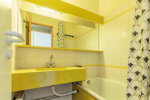 une salle de bain avec un lavabo, un miroir et une baignoire dans l'établissement Résidence Le Sextant - SEXTANT 306 MAE-0781, à La Plagne Tarentaise