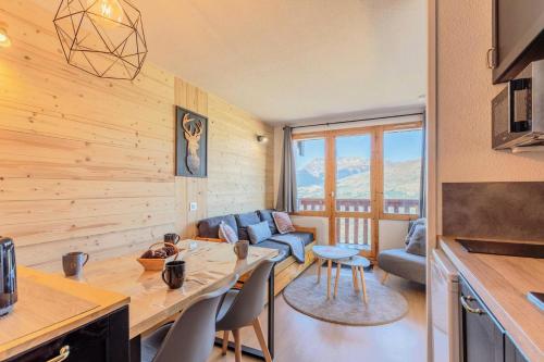 une cuisine et un salon avec une table et des chaises dans l'établissement Résidence Le Sextant - SEXTANT 306 MAE-0781, à La Plagne Tarentaise