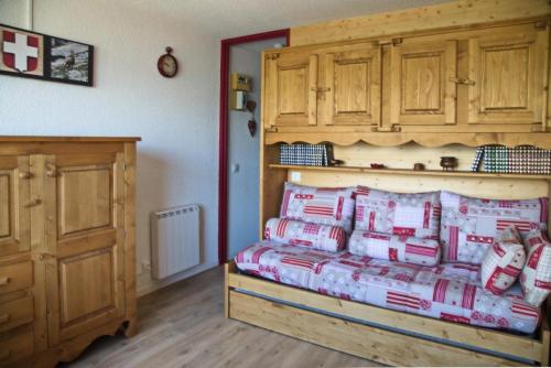 - une chambre avec un lit et des boîtes dans l'établissement Résidence L'equerre - Studio pour 2 personnes de 17m² MAE-0801, à La Plagne Tarentaise