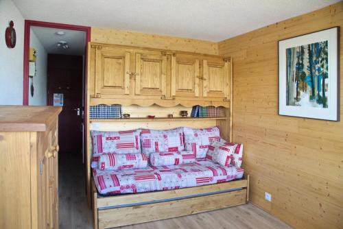 Ce lit se trouve dans un dortoir doté de murs en bois. dans l'établissement Résidence L'equerre - Studio pour 2 personnes de 17m² MAE-0801, à La Plagne Tarentaise