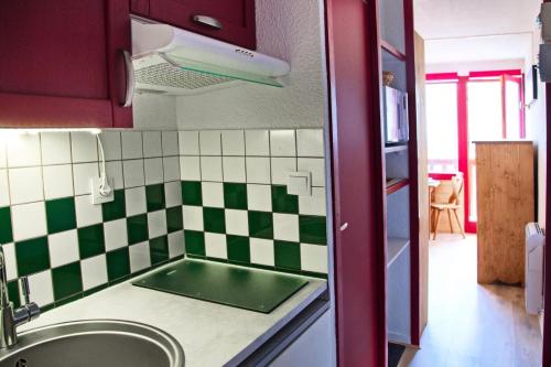 - une cuisine avec évier et carrelage vert et blanc dans l'établissement Résidence L'equerre - Studio pour 2 personnes de 17m² MAE-0801, à La Plagne Tarentaise