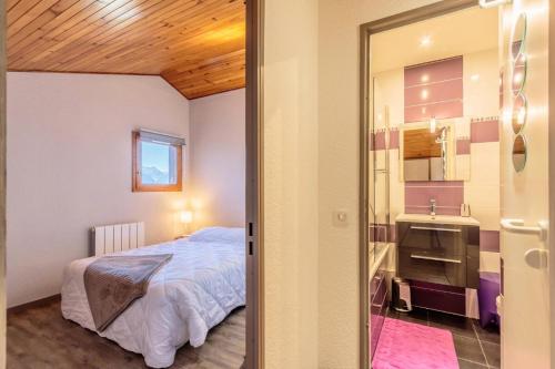 une chambre avec un lit, un lavabo et un miroir dans l'établissement Résidence Le De 4 - Appartement 2 pièces pour 5 personnes de 38m² MAE-0811, à La Plagne Tarentaise