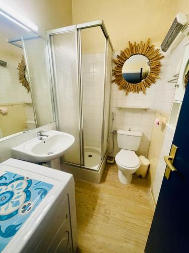 une salle de bain avec une douche, des toilettes et un lavabo dans l'établissement Appartement avec balcon vue sur le port & piscine, à Capbreton