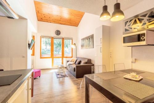 un salon avec un canapé et une table dans l'établissement Résidence Le De 4 - Appartement 2 pièces pour 5 personnes de 38m² MAE-0811, à La Plagne Tarentaise