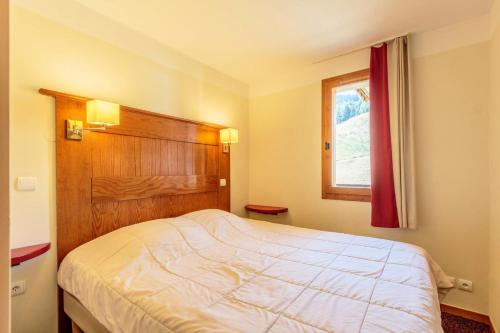 une chambre avec un lit blanc et une fenêtre dans l'établissement Résidence Le Rami - RAMI 309 MAE-0821, à La Plagne Tarentaise