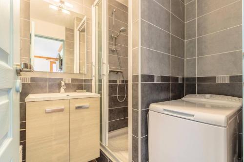 une salle de bain avec une douche, des toilettes et un lavabo dans l'établissement Résidence Le Rami - RAMI 315 MAE-0851, à La Plagne Tarentaise