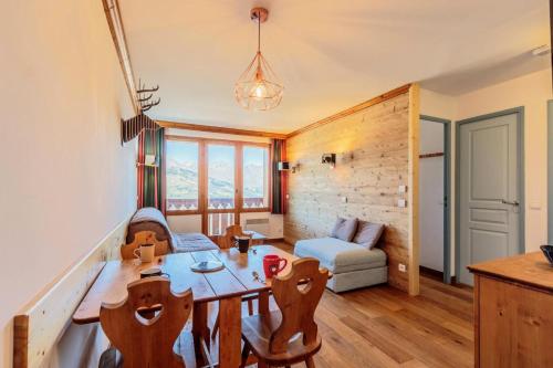 un salon avec une table et un canapé dans l'établissement Résidence Le Rami - RAMI 315 MAE-0851, à La Plagne Tarentaise