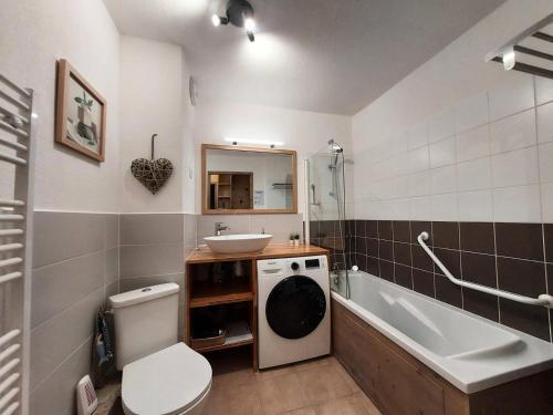 une salle de bain avec toilettes et lavabo et une machine à laver dans l'établissement Les Chalets De Wengen - CHALETS DE WENGEN A05Bis MAE-0841, à La Plagne Tarentaise